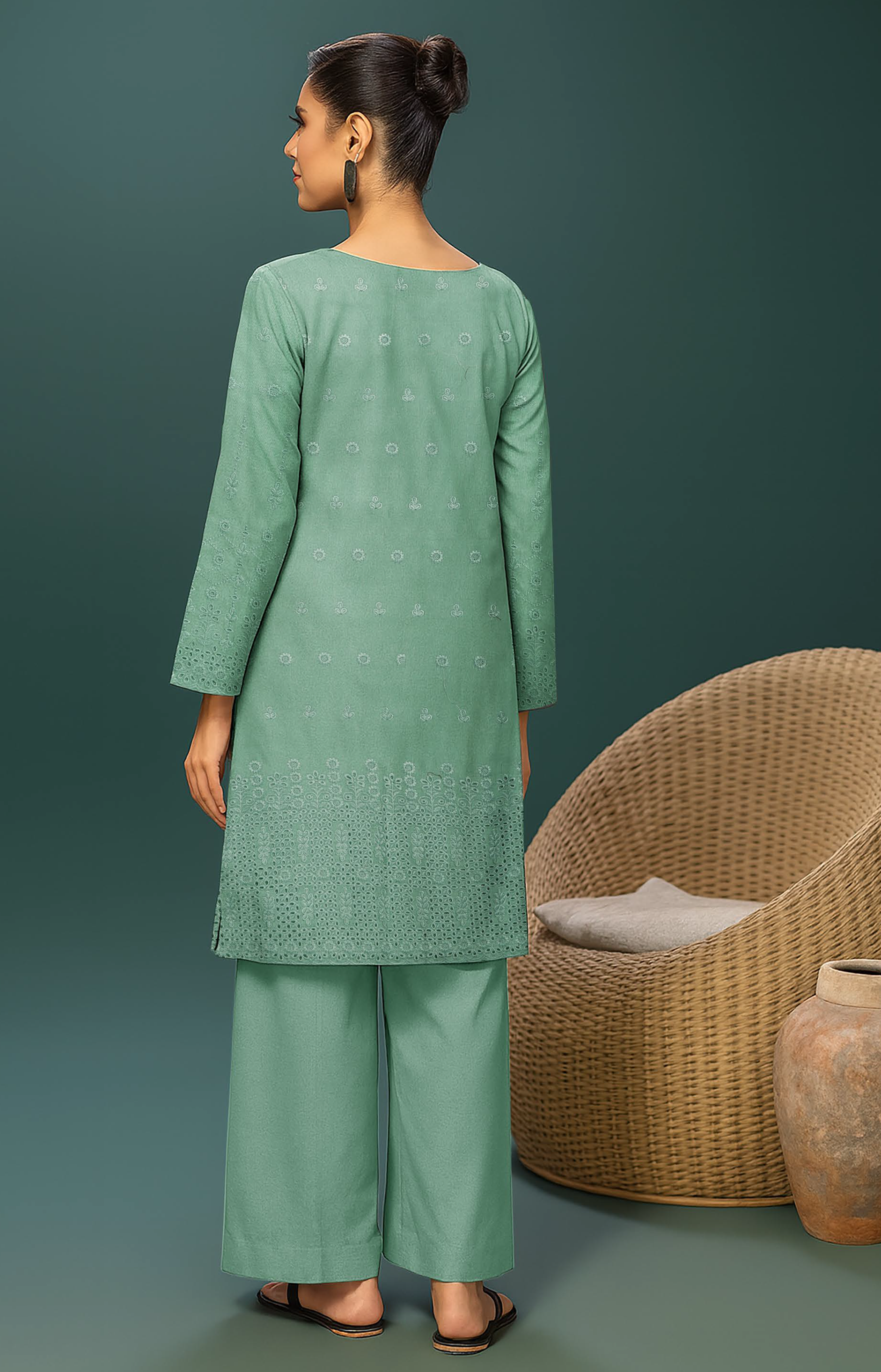 MAHOOR – 2-Piece Khaddar Embroidered Suit