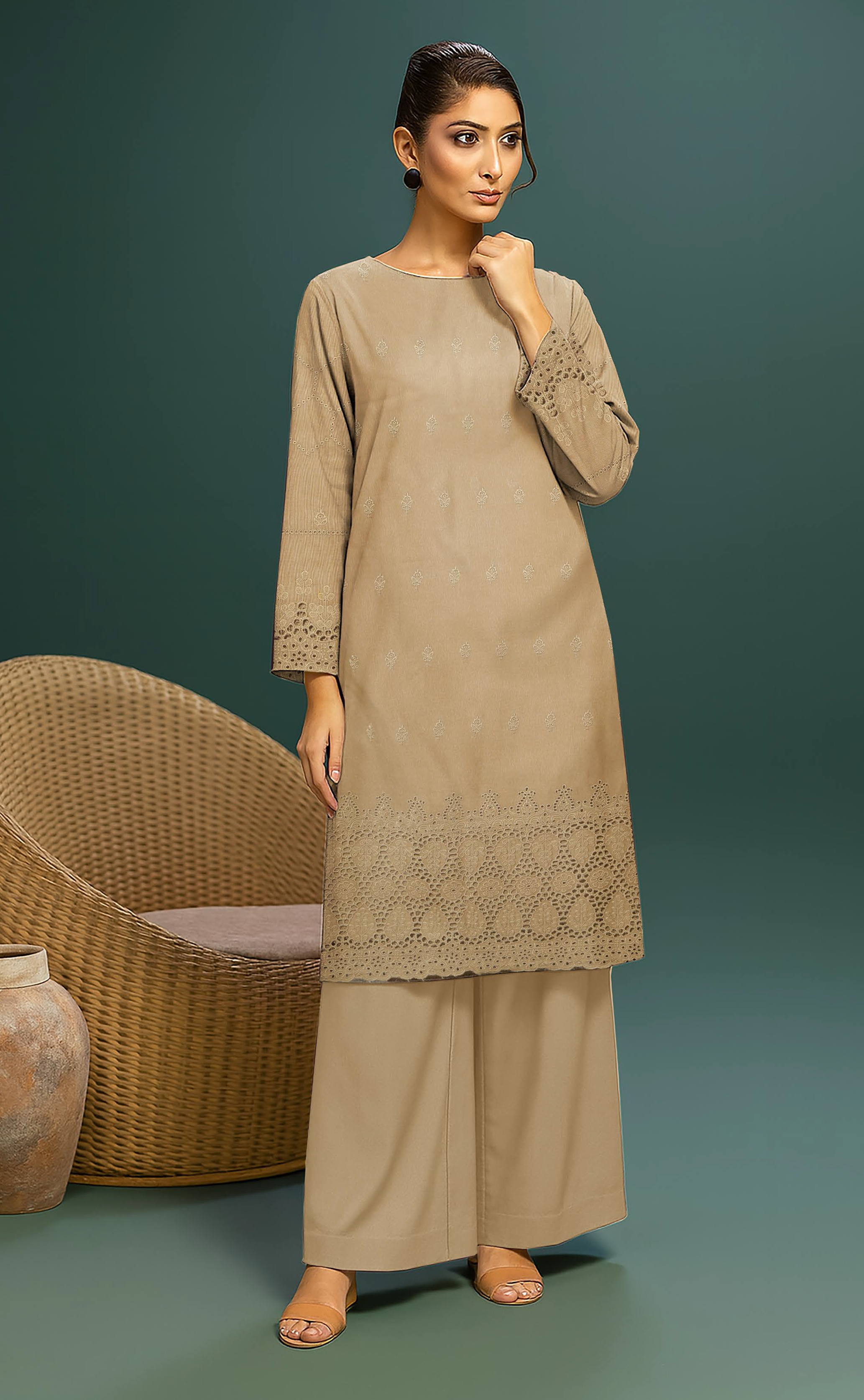 MAHOOR – 2-Piece Khaddar Embroidered Suit