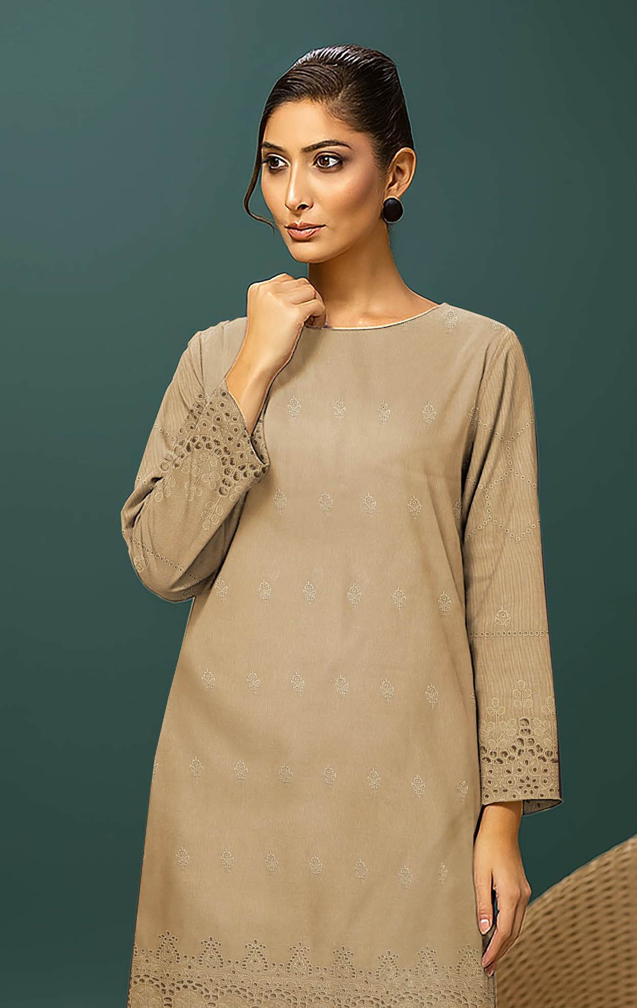 MAHOOR – 2-Piece Khaddar Embroidered Suit