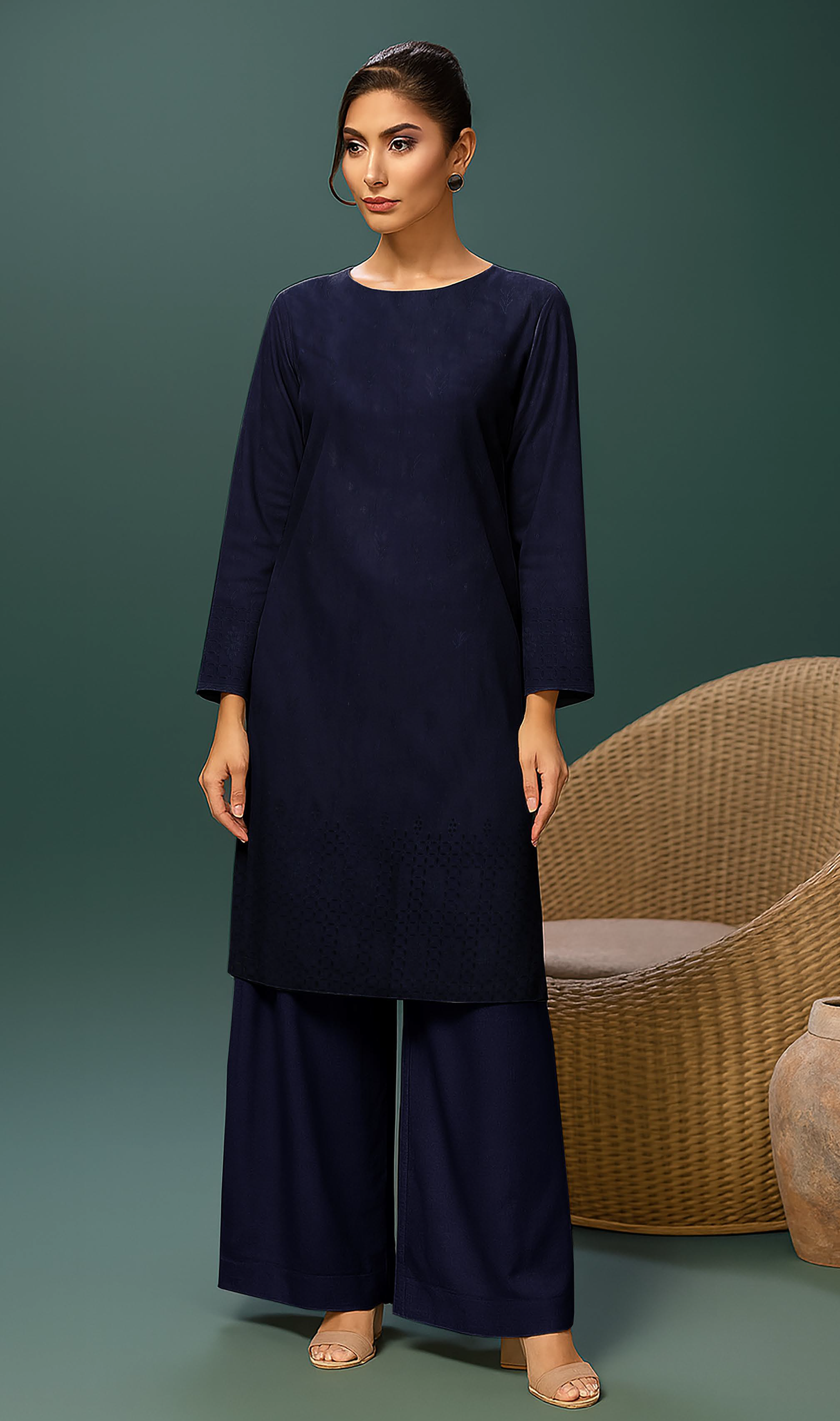 MAHOOR – 2-Piece Khaddar Embroidered Suit