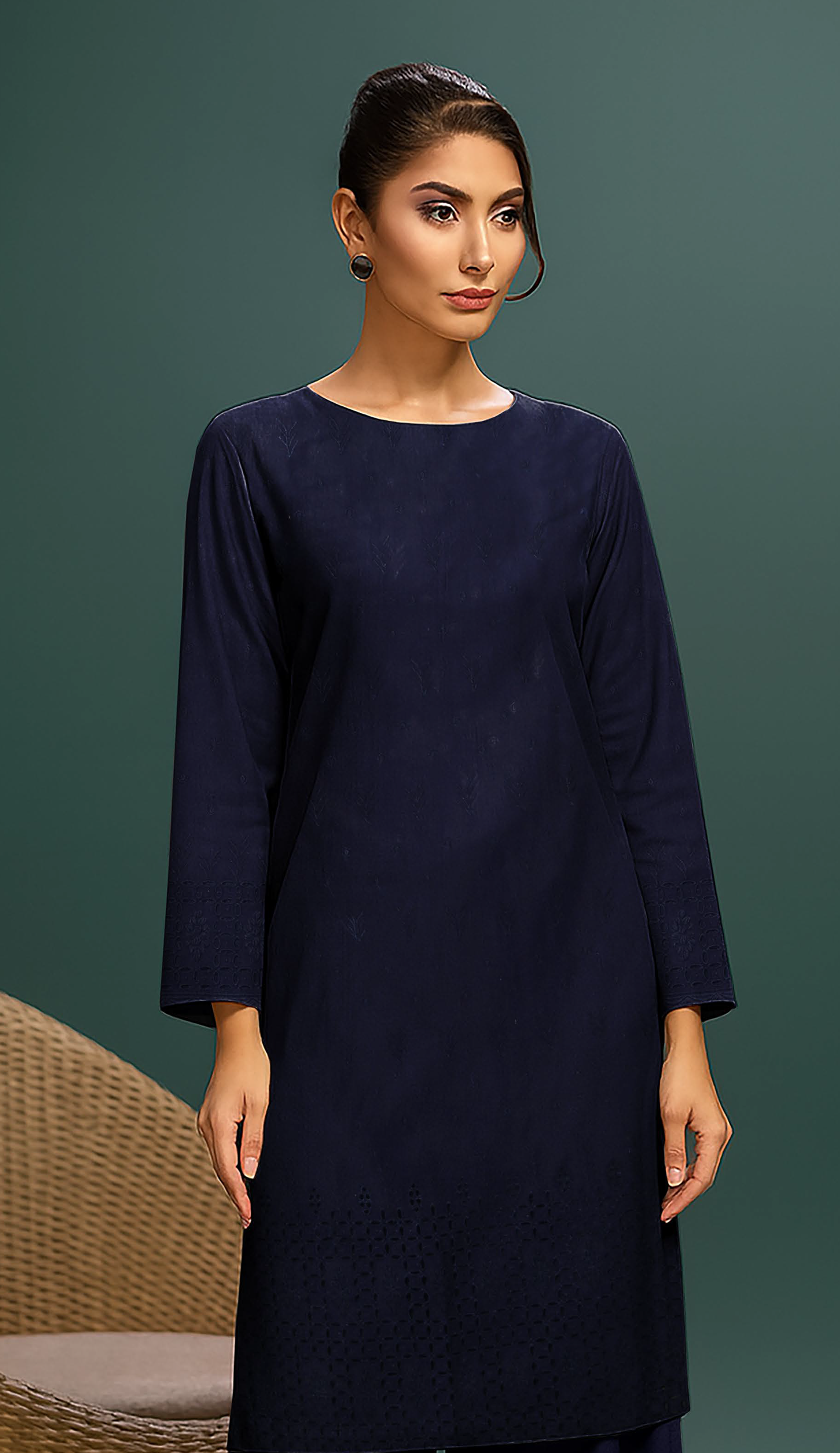 MAHOOR – 2-Piece Khaddar Embroidered Suit