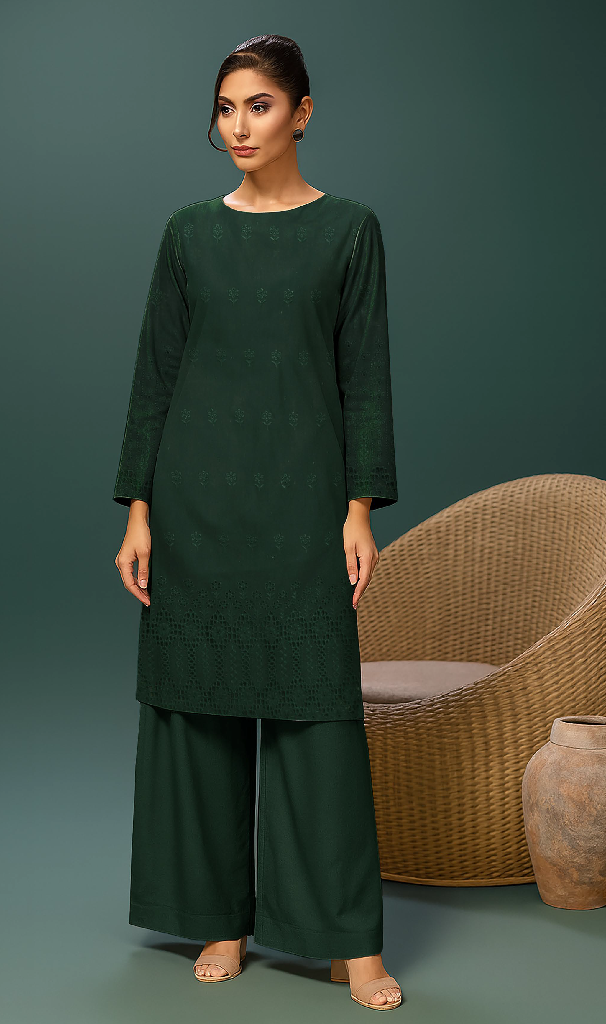 MAHOOR – 2-Piece Khaddar Embroidered Suit