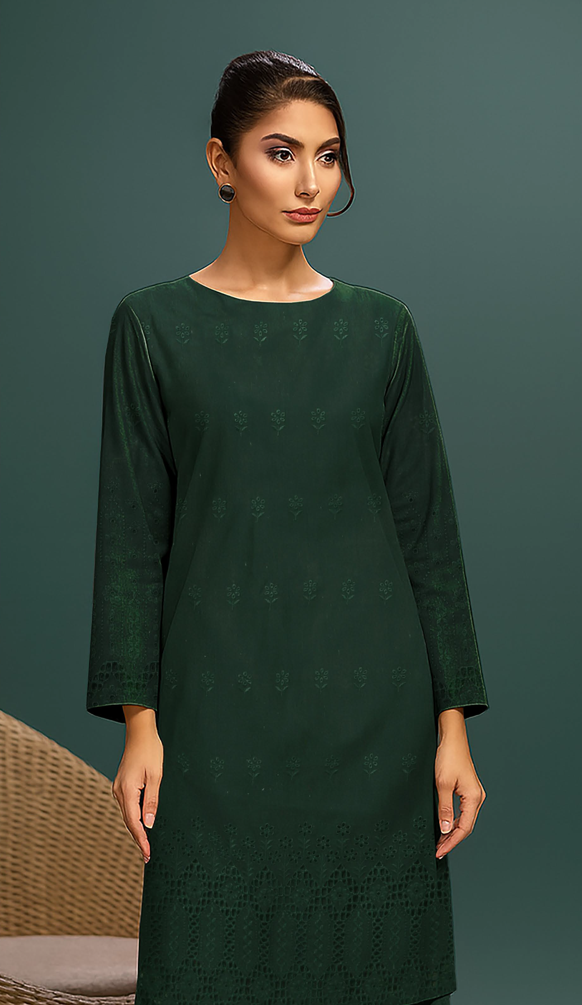 MAHOOR – 2-Piece Khaddar Embroidered Suit