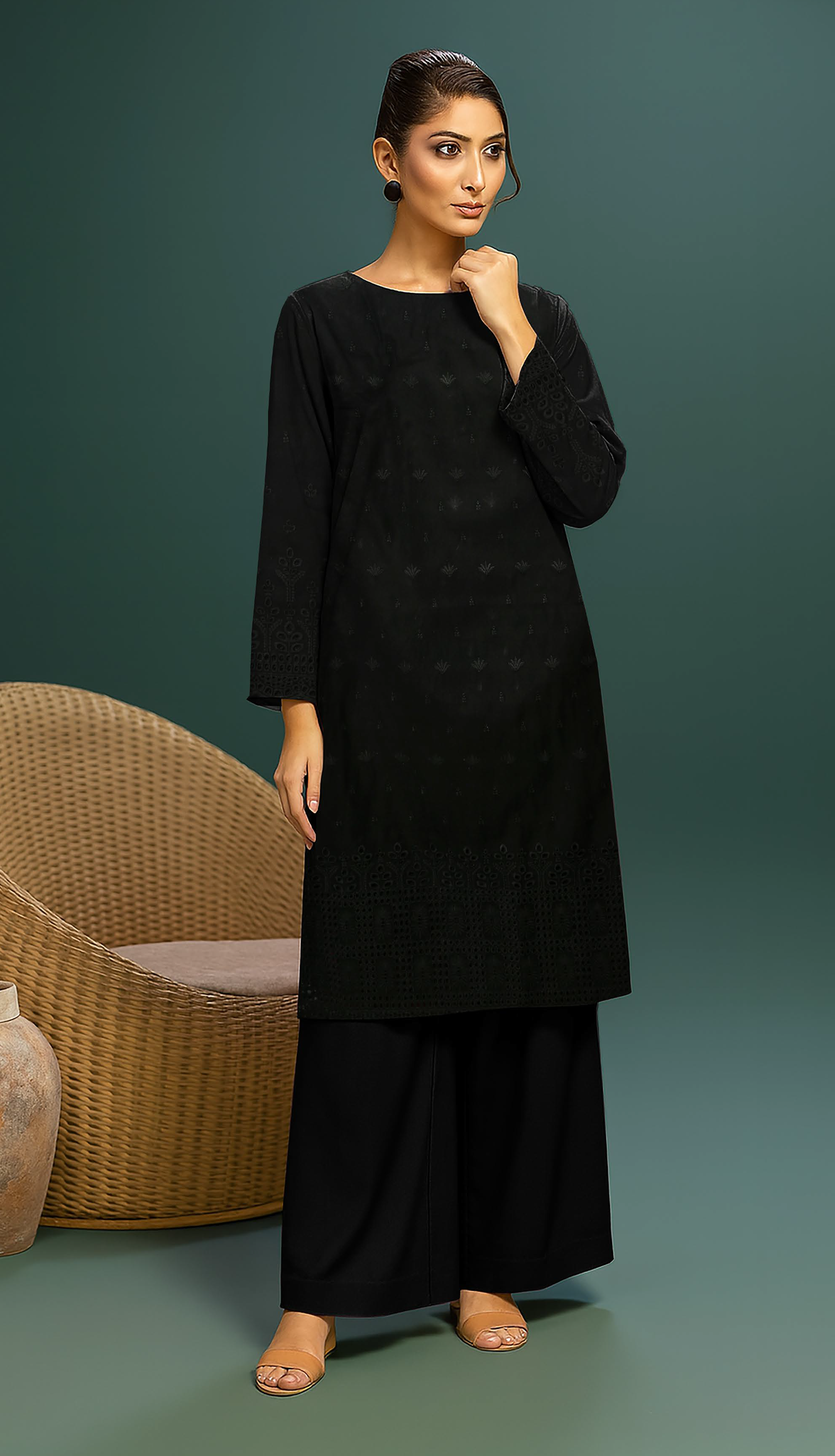 MAHOOR – 2-Piece Khaddar Embroidered Suit