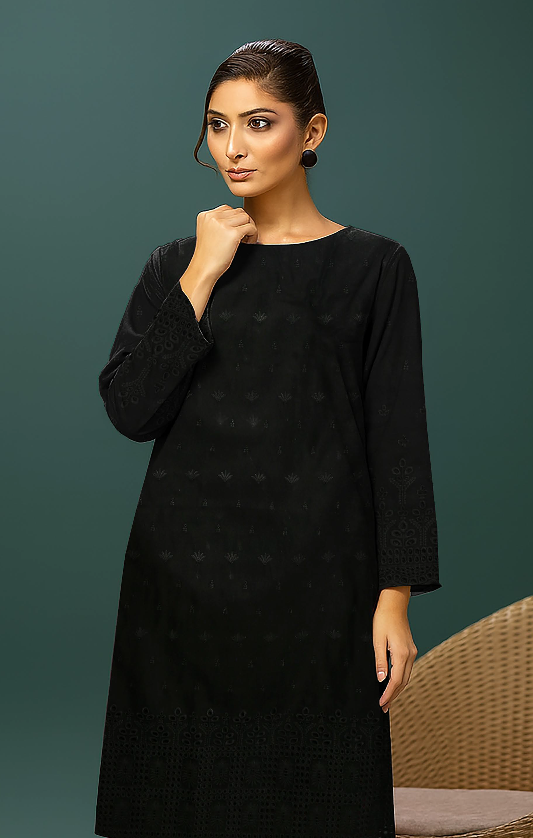 MAHOOR – 2-Piece Khaddar Embroidered Suit