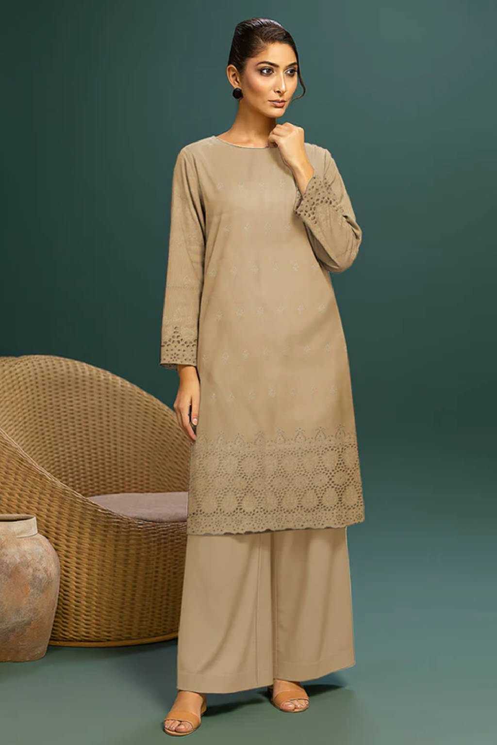 MAHOOR – 2-Piece Khaddar Embroidered Suit