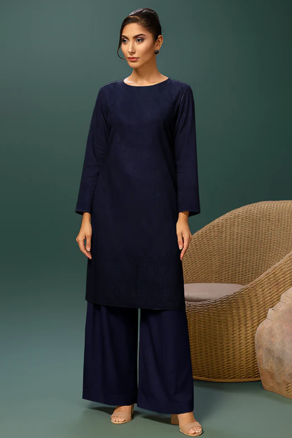 MAHOOR – 2-Piece Khaddar Embroidered Suit