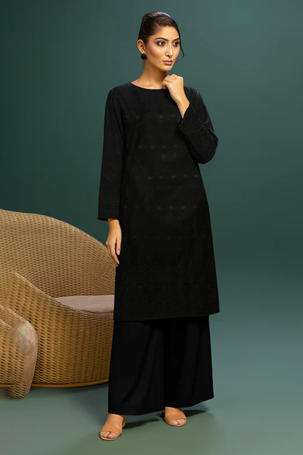 MAHOOR – 2-Piece Khaddar Embroidered Suit