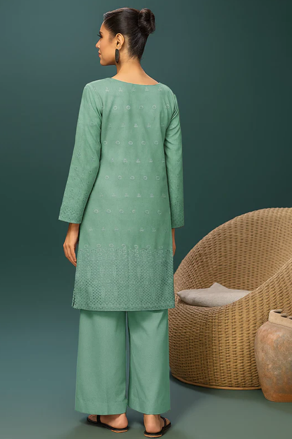 MAHOOR – 2-Piece Khaddar Embroidered Suit
