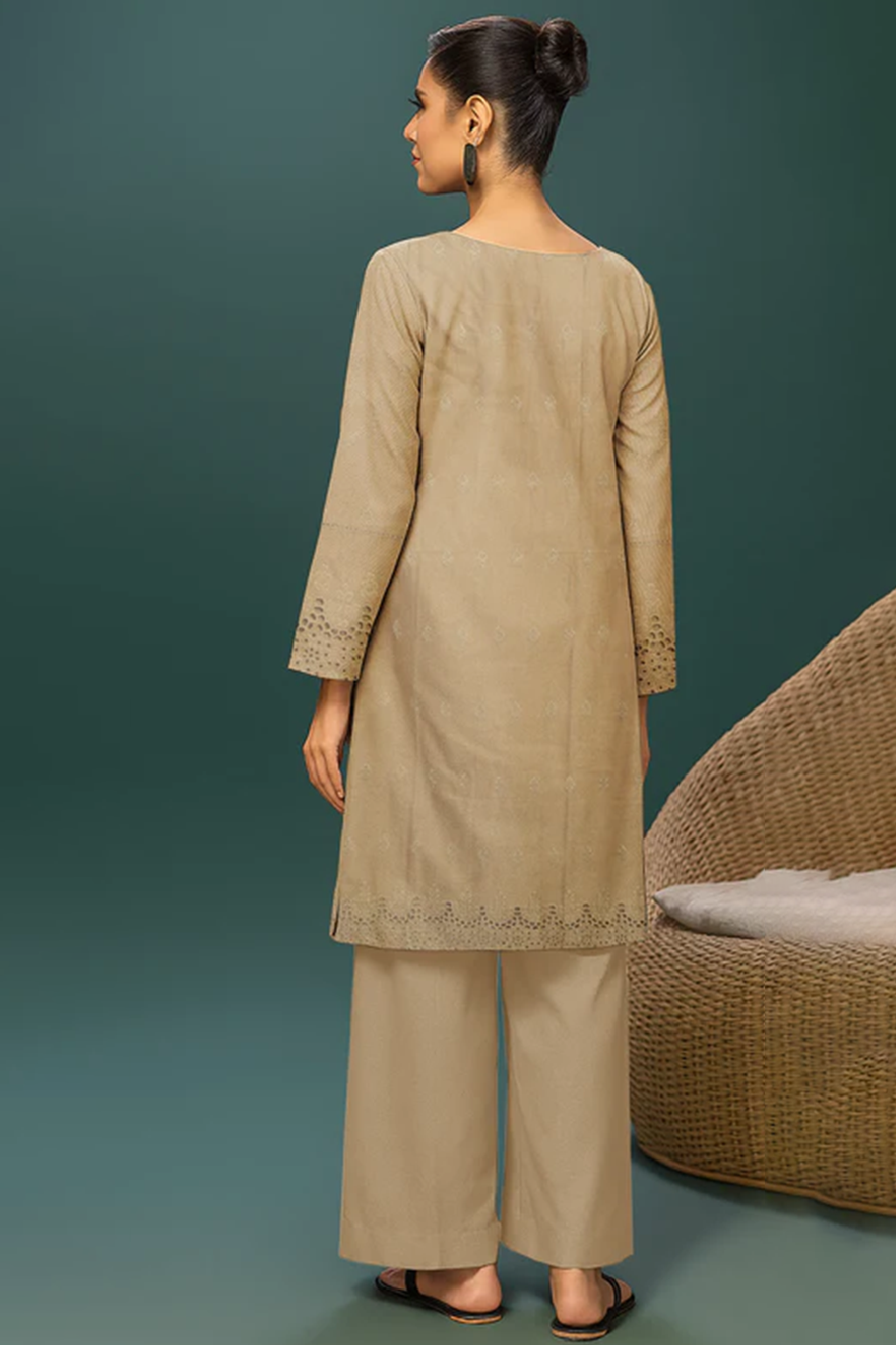 MAHOOR – 2-Piece Khaddar Embroidered Suit