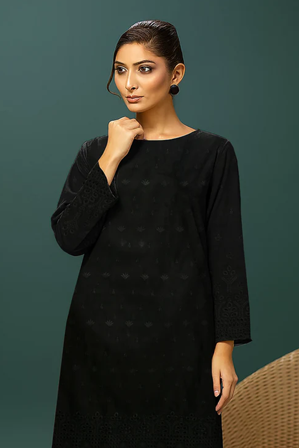 MAHOOR – 2-Piece Khaddar Embroidered Suit