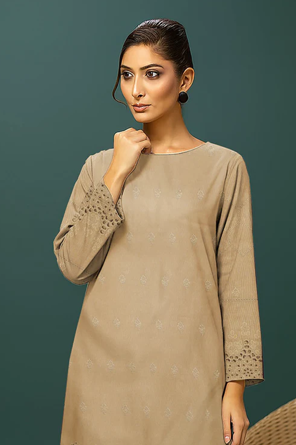 MAHOOR – 2-Piece Khaddar Embroidered Suit